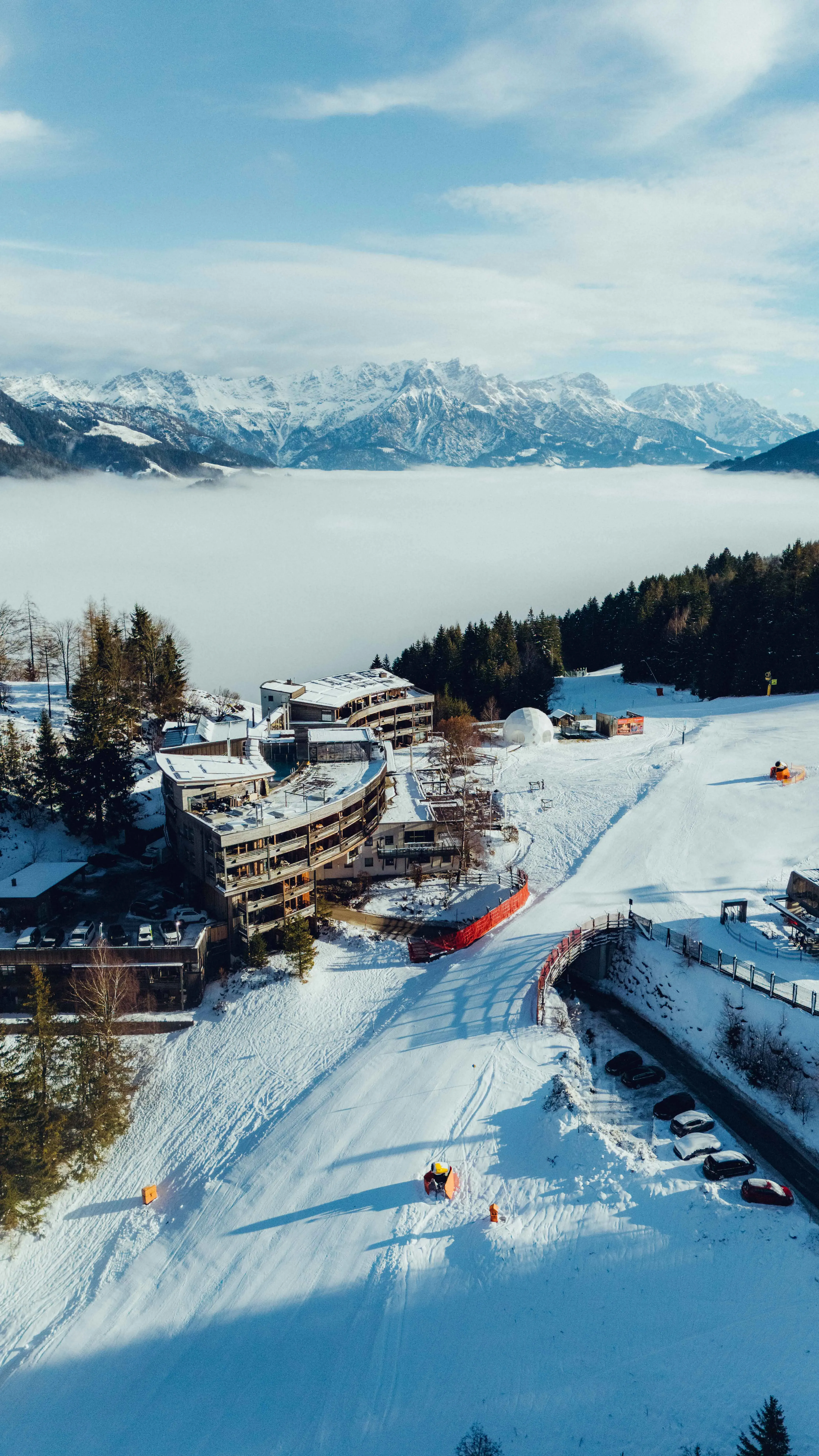 Berghotel vor winterlicher Kulisse