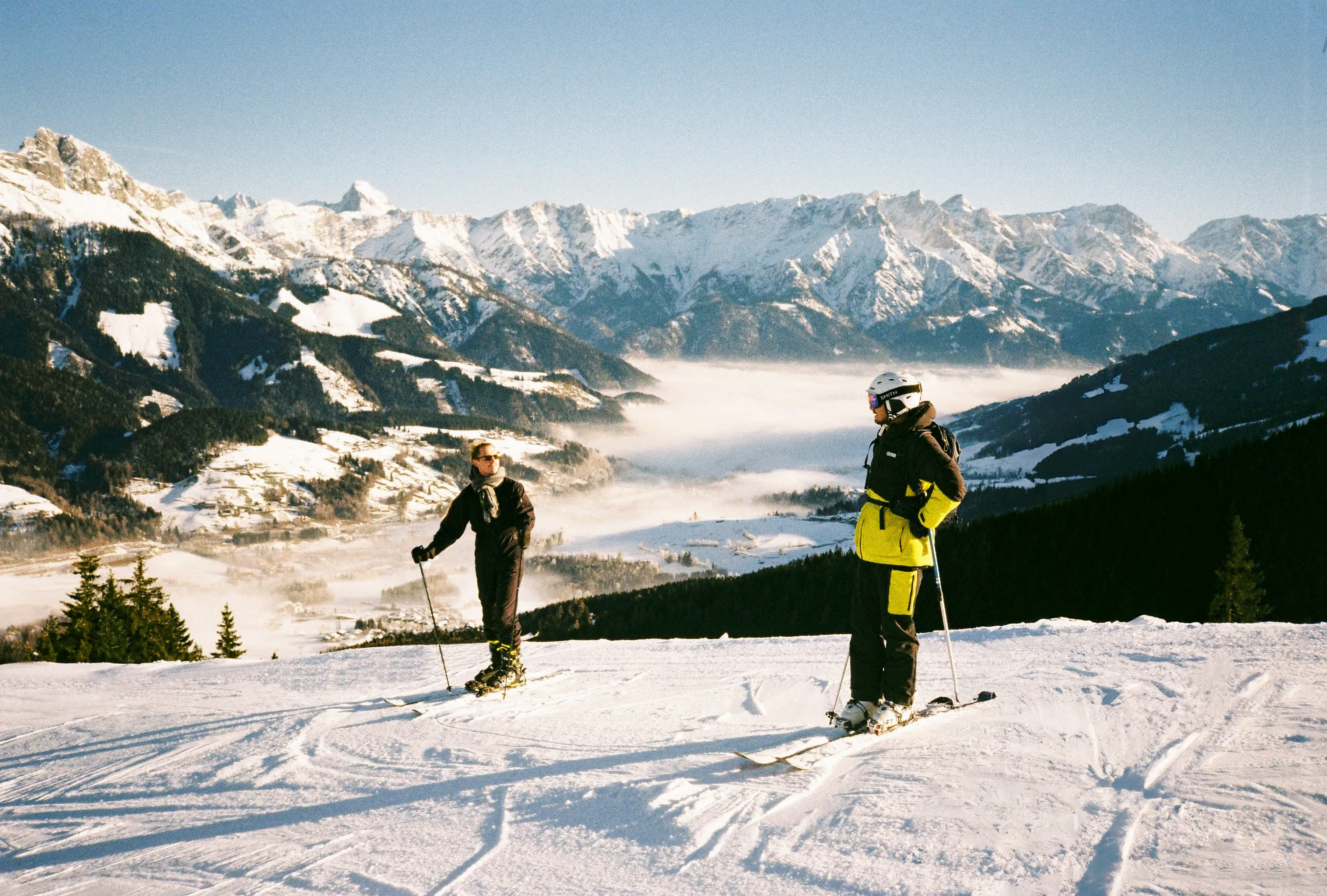 Gruppe von Skifahrern am Gipfel