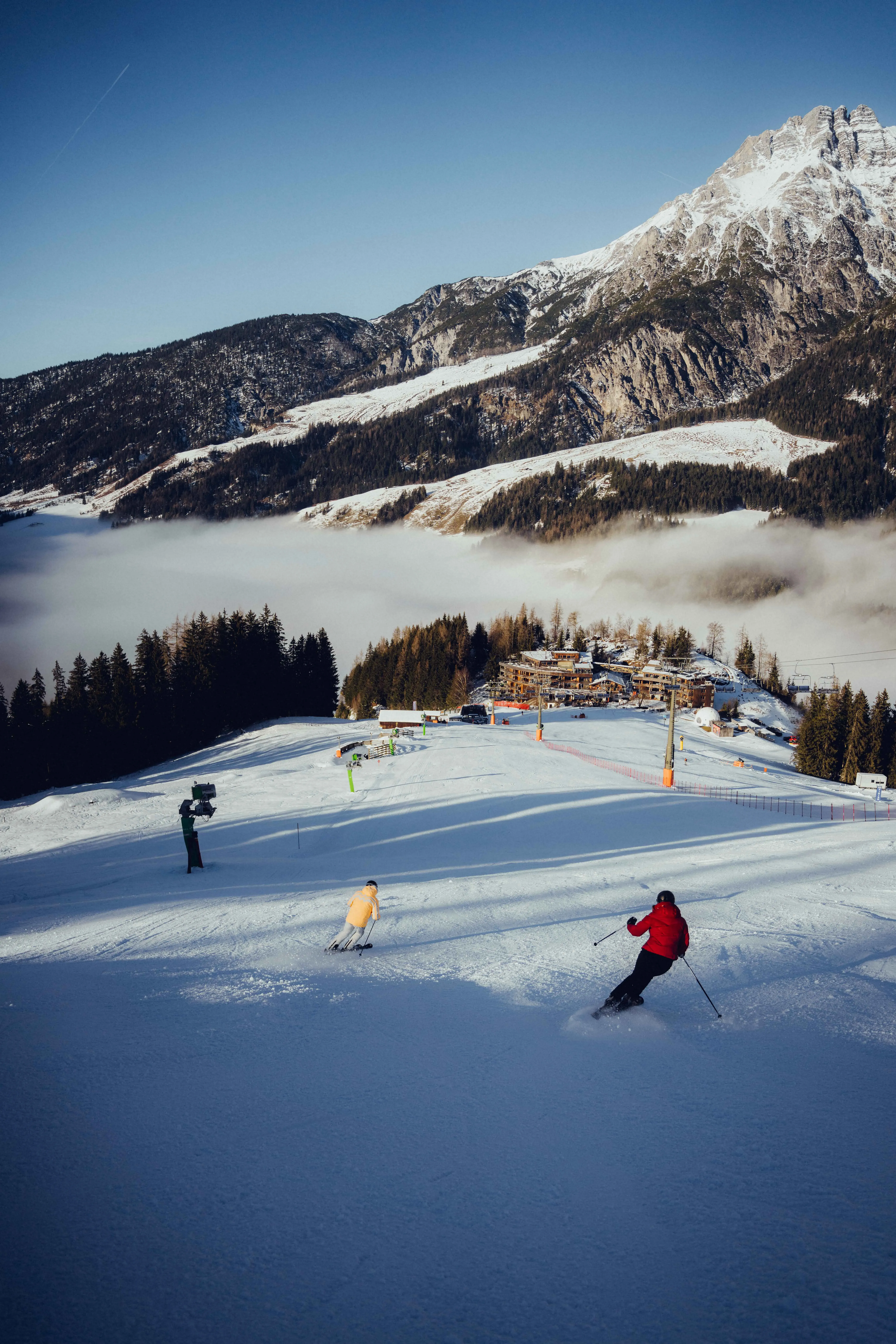 Hotel an der Skipiste mit Skifahrern