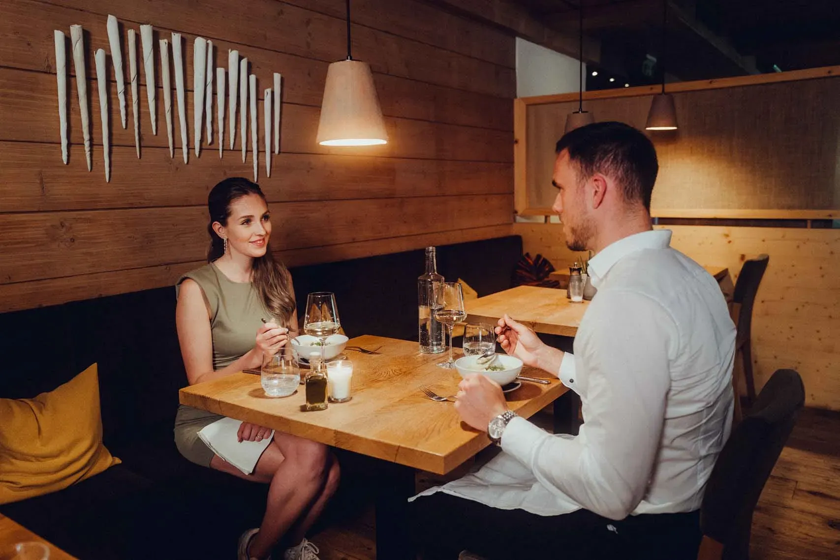 Verliebtes Paar beim Dinner