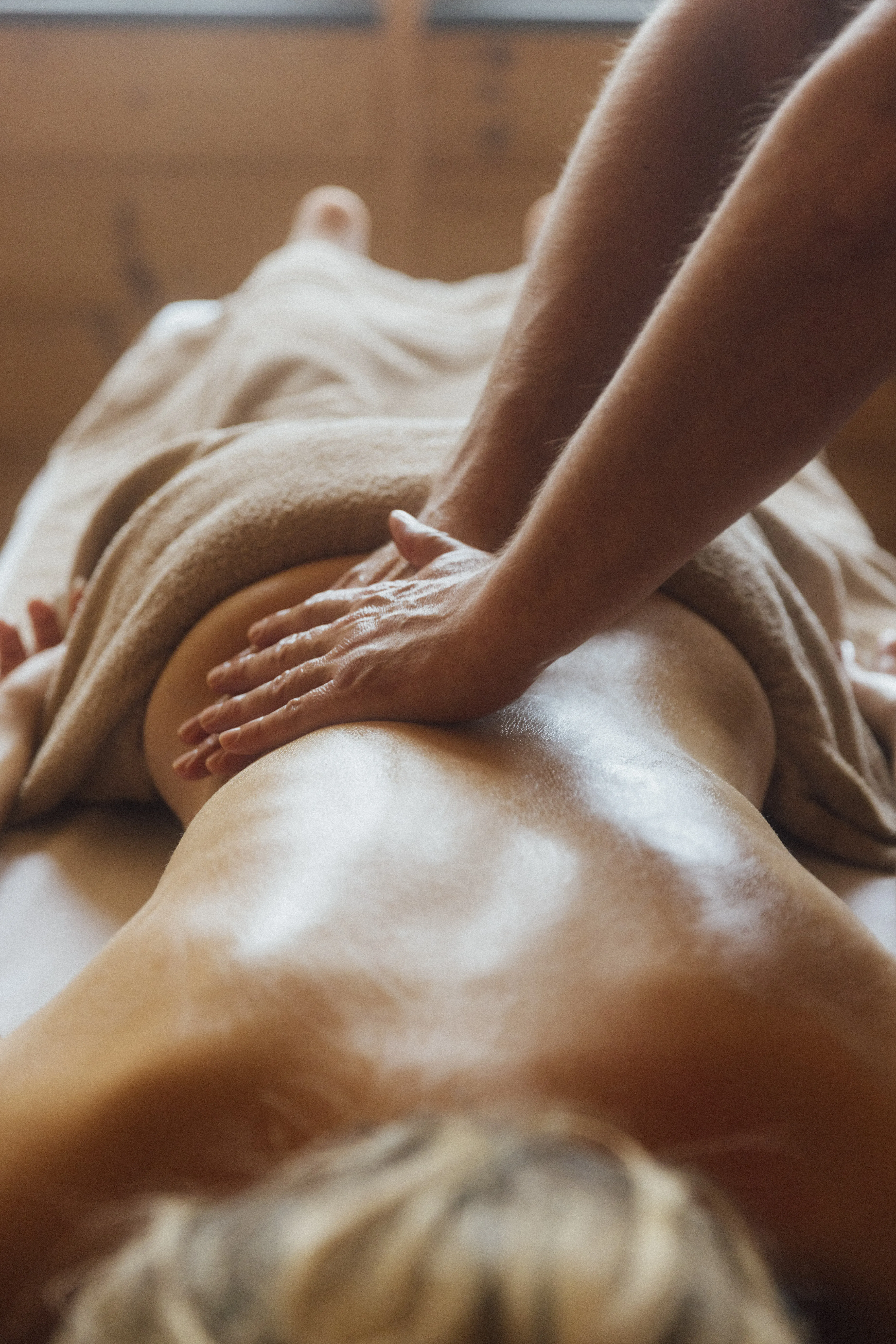 Frau genießt Massage