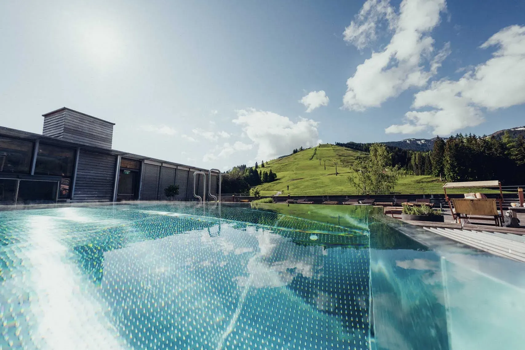 Rooftop Pool mit Ausblick
