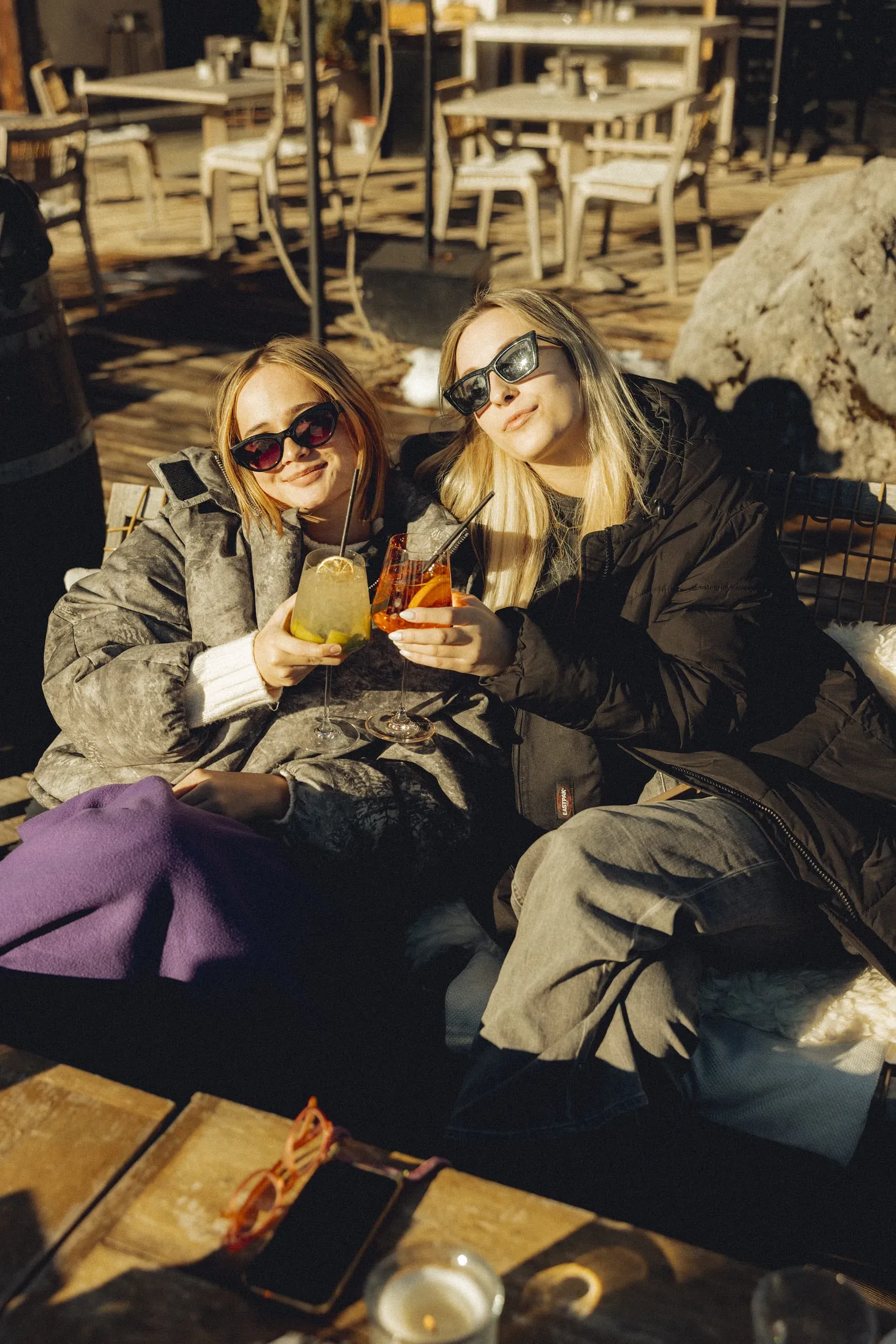 Frauen genießen Drinks
