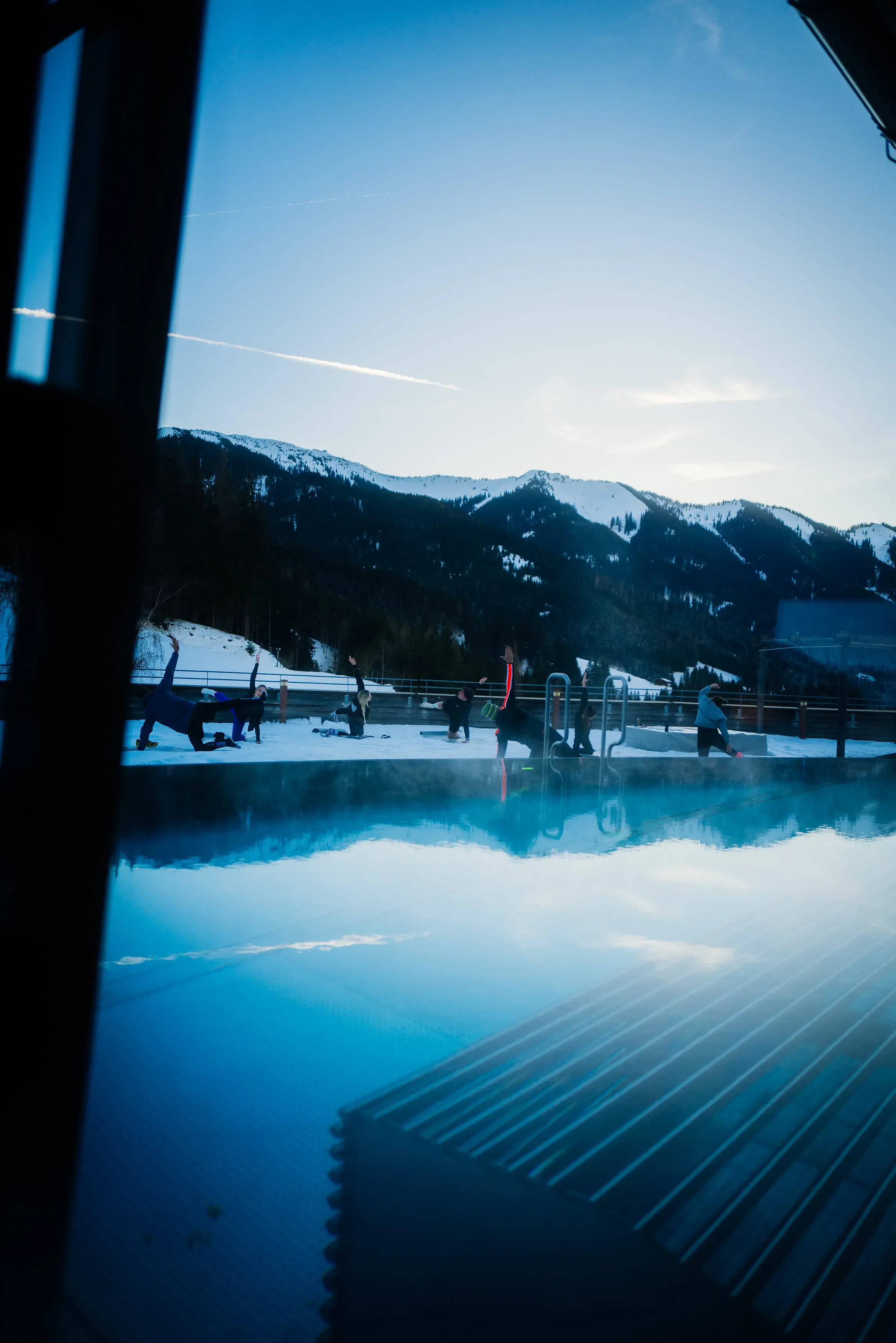 Yoga im Schnee auf der Dachterrasse